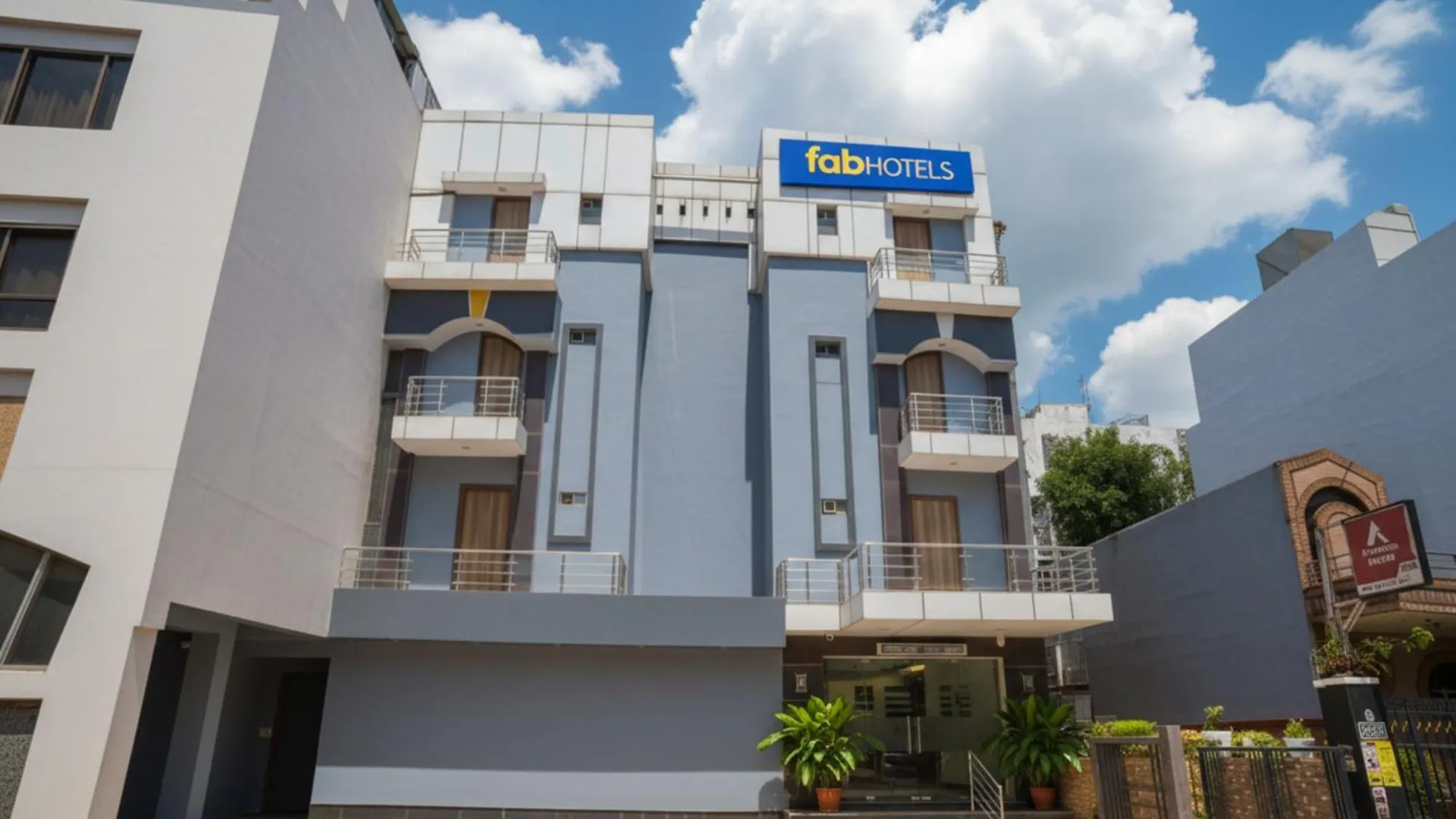 Staying Near Jhandewalan Temple: 4 FabHotels Compared
