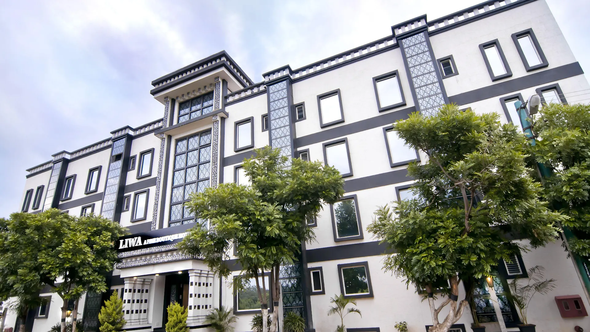 13 Business Hotels Near Lumbini Gardens for a Productive Bangalore Stay