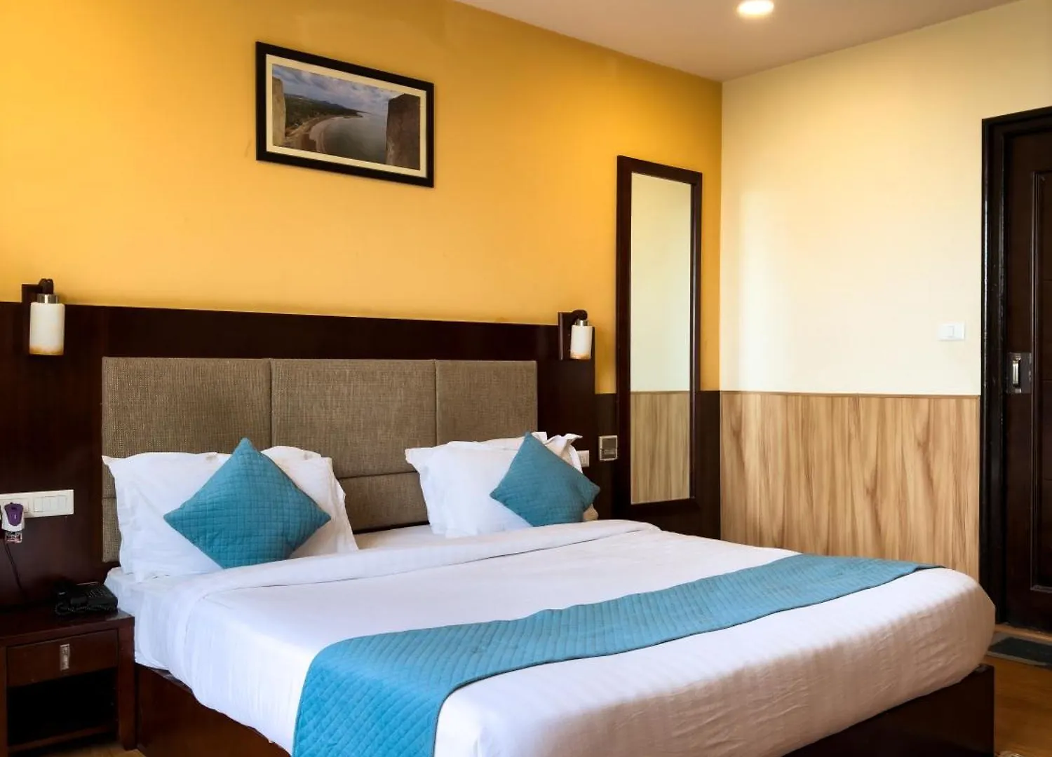 10 Business Hotels Near Lake Pichhola for Corporate Stays