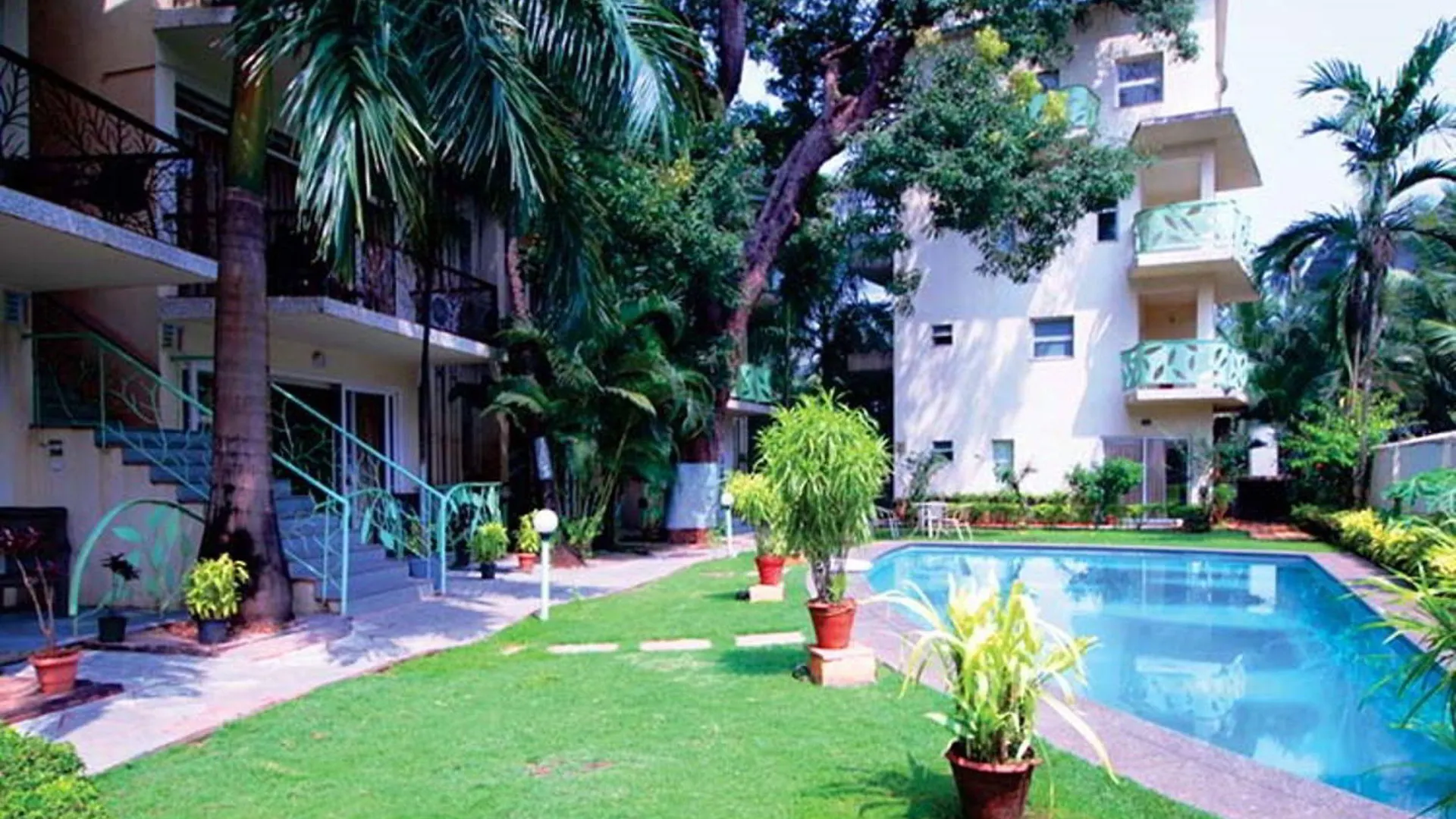 Staying Near Reis Magos Fort: 4 Business Hotels Compared
