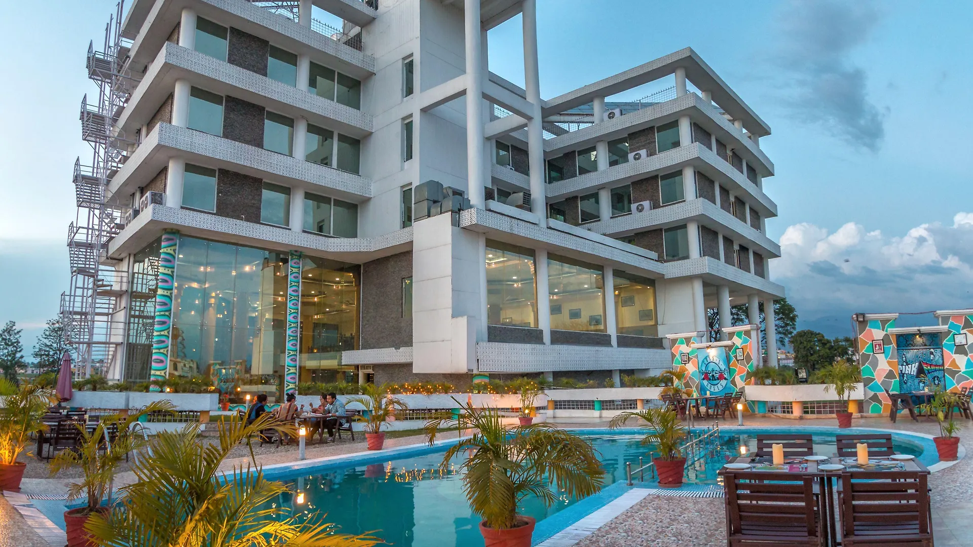 Staying Near Forest Research Institute: 4 Spa Hotels Compared