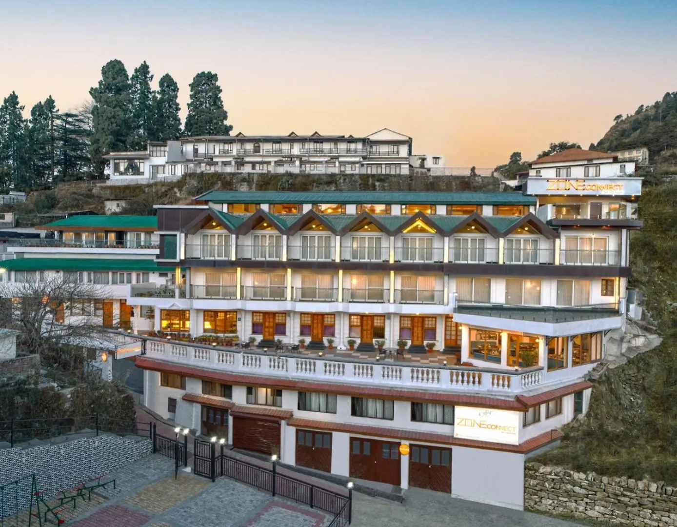 14 Four-Star Hotels Near Kempty Falls Worth Booking