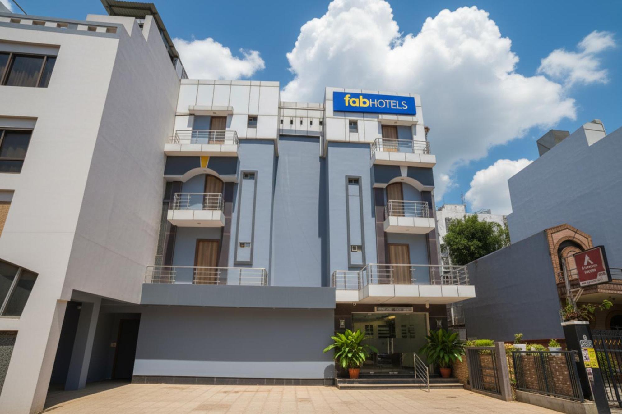 Staying Near Jhandewalan Temple: 4 FabHotels Compared
