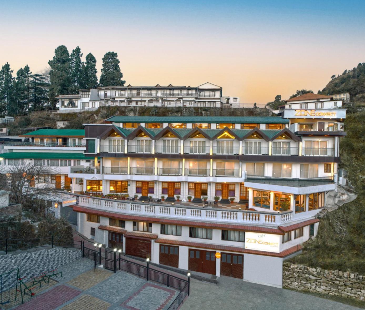 14 Four-Star Hotels Near Kempty Falls Worth Booking